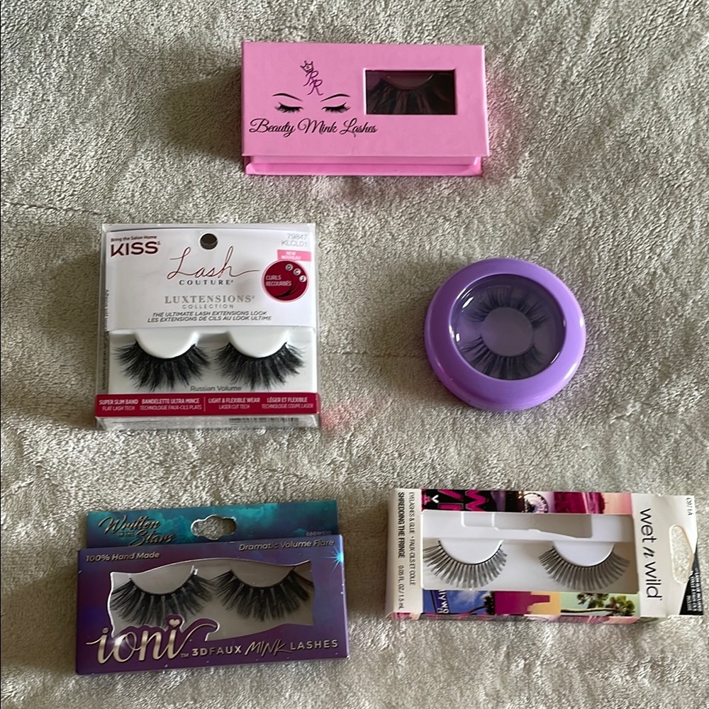Assorted false lashes.